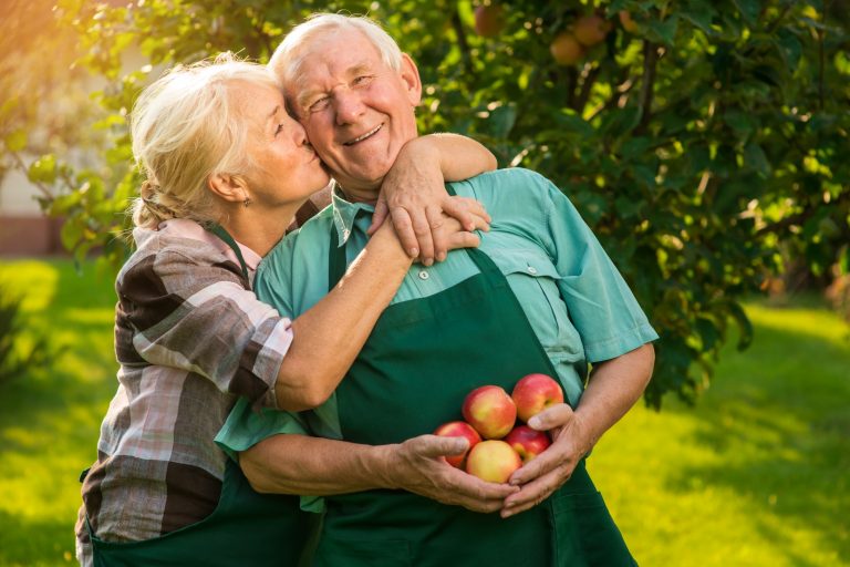 elderly couple with apples CX4YQUS